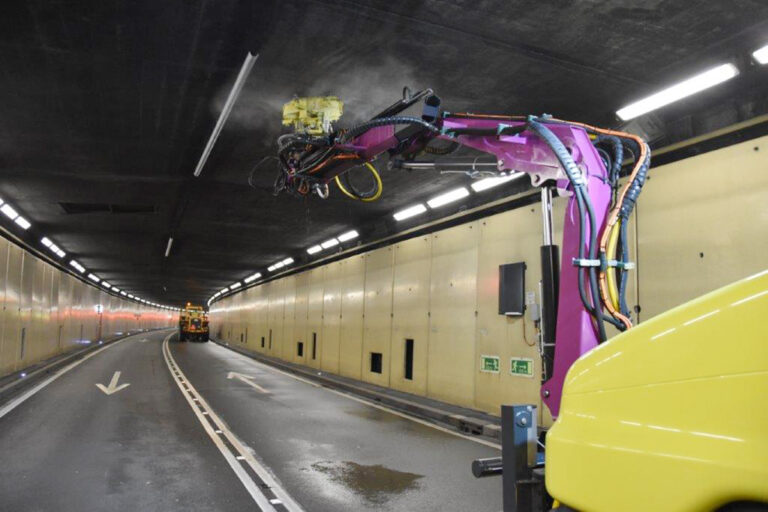Reinigung mit Wasser-Höchstdruck im Tunnel